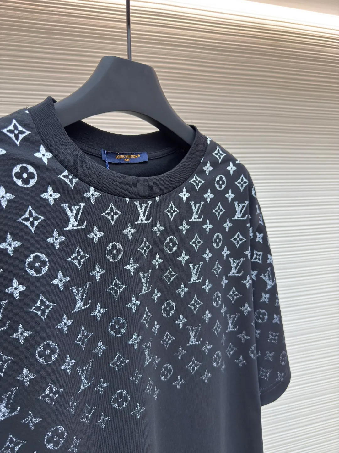 LOUIS VUITTON Gradient presbyopic T-shirt ●Authentic product: Purchased and developed by 8450 ●Item number: 1680207-A10 ●Fabric: refined sulfur cotton fabric ●Technology: printing production ●Version: fitted version ●Weight: about 305 grams ●Size: XS-S-M-L ●Description: The fabric is made of 32s double-ply combed cotton compact siro-spun yarn, matched with 1*1 flat knitted cotton thread. The entire garment's front and rear panels, left and right sleeves, are printed with Kornit white ink digital direct injection. The first draft is made based on the Y-plate scanned pattern, and the clarity of the first draft is corrected by hand to ensure that the printed flower pieces have a gradient and orderly visual effect. The overall wiring is straight and delicate, the fabric is comfortable and soft, and the color is consistent without color difference. It can be matched with the same style to create a fashionable look and control various occasions. Customized accessories, complete with three standards, same style for men and women!
